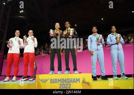 Englands Chloe Birch und Lauren Smith, Silber, Malaysias Koong Le Pearly Tan und Muralitharan Thinaah, Gold, und Indiens Treesa Jolly und Gayatri Gopichand Pullela, Bronze, nach dem Badminton des Frauen-Doubles beim NEC am 11. Tag der Commonwealth Games 2022 in Birmingham. Bilddatum: Montag, 8. August 2022. Stockfoto