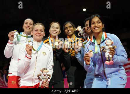 Englands Chloe Birch und Lauren Smith, Silber, Malaysias Koong Le Pearly Tan und Muralitharan Thinaah, Gold, und Indiens Treesa Jolly und Gayatri Gopichand Pullela, Bronze, nach dem Badminton des Frauen-Doubles beim NEC am 11. Tag der Commonwealth Games 2022 in Birmingham. Bilddatum: Montag, 8. August 2022. Stockfoto