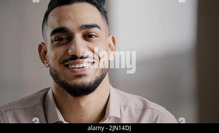 Träumen arabisch schöner junger Mann Agent Arbeiter tief in Gedanken Blick weg Drehen Sie den Kopf an der Kamera glücklich männlichen menschlichen Gesicht freundlichen Geschäftsmann Millennial Stockfoto