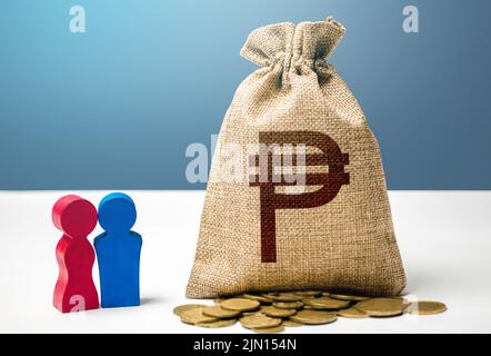 Paar Figuren und philippinischen Peso Geldbeutel. Sozialpolitik zur Förderung der Familienbildung. Budget. Marketing und Targeting. Demografische Zuschüsse. Investieren Stockfoto