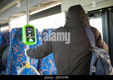 Innenraum des Busses. Sitzplätze für Passagiere. Öffentliche Verkehrsmittel. Innerhalb des Busses. Stockfoto