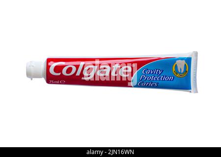 Tube New Look Colgate Cavity Protection Zahnpasta Fluorid Zahnpasta auf weißem Hintergrund isoliert Stockfoto