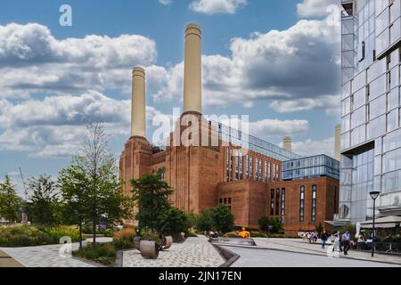 Battersea, London, England, Großbritannien - die neue Entwicklung des Battersea Power Station an einem Sommertag Stockfoto