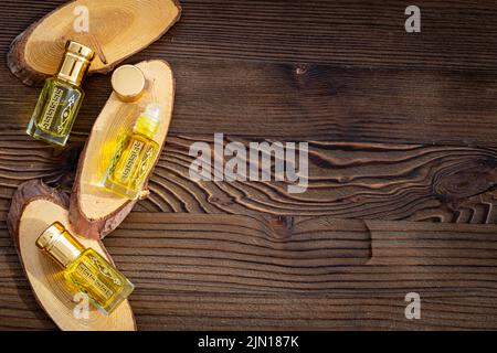 Arabian Oud Attar Oil - Parfüm in Glasflaschen. Ansicht von oben Stockfoto