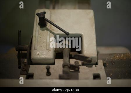 Eiserner Hebelmechanismus. Altes Ding in der Garage. Stahlblock mit Hebel. Detail des Motormechanismus. Stockfoto