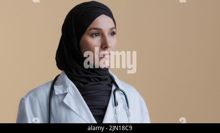 Porträt von nachdenklichen verärgert muslimische arabische junge Frau Arzt islamischen Gynäkologen Wissenschaftler Arzt in Hijab Kopftuch nachdenkliche weibliche medizinische Stockfoto