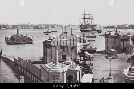 Portsmouth, Hampshire, England. Gesamtansicht des Hafens, zeigt Nelsons Schlachtschiff „The Victory“ im 19.. Jahrhundert. Aus der ganzen Küste, ein Album mit Bildern von Fotografien der Chief Seaside Orte von Interesse in Großbritannien und Irland veröffentlicht London, 1895, von George Newnes Limited. Stockfoto