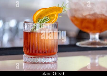 Erfrischender fruchtiger und alkoholischer Sommercocktail auf dunklem Hintergrund Stockfoto