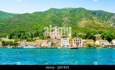Prcanj, Montenegro - 28. Juni 2022: Panoramalandschaft der historischen Stadt Prcanj am Ufer der Bucht von Kotor, mit Blick auf die Kirche der Na Stockfoto