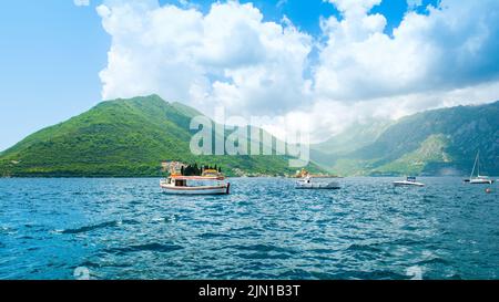 Perast, Montenegro - 28. Mai 2022: Wunderschöne Panoramalandschaft an der Küste der Bucht von Kotor - Boka Bay Stockfoto