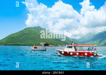 Perast, Montenegro - 28. Mai 2022: Wunderschöne Sommerlandschaft an der Küste der Bucht von Kotor - Boka Bay Stockfoto