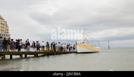 Llandudno North Wales vereinigtes Königreich 01. August 2022 männliche und weibliche Touristen, die von einem Vergnügungskreuzfahrtschiff aussteigen und wieder an Land gehen Stockfoto