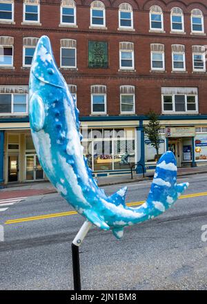 Stör Fiberglas Fisch Kunstprojekt entlang der Wasserstraße in der Innenstadt von Augusta Maine Stockfoto