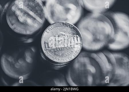 Viele verstreute amerikanische Münzen auf dem Tisch. Geld- und Finanzierungskonzept Stockfoto