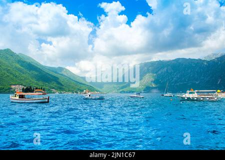 Perast, Montenegro - 28. Mai 2022: Wunderschöne Sommerlandschaft an der Küste der Bucht von Kotor - Boka Bay Stockfoto