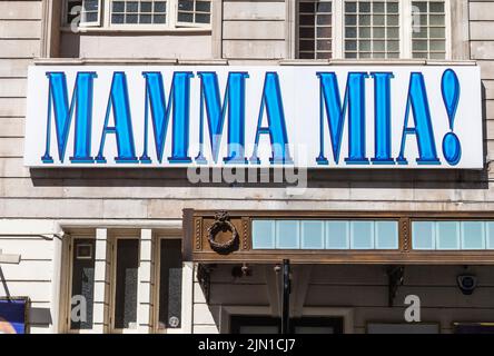 Beschilderung für Mamma Mia im Novello Theatre im Londoner West End Stockfoto