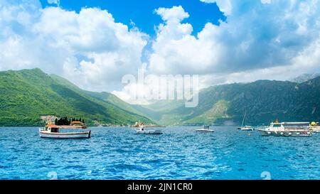 Perast, Montenegro - 28. Mai 2022: Wunderschöne Sommerlandschaft an der Küste der Bucht von Kotor - Boka Bay Stockfoto