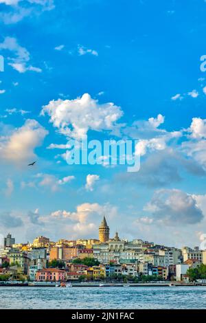 Blick auf die Skyline von Karaköy, den Bosporus, Istanbul, Türkei Stockfoto