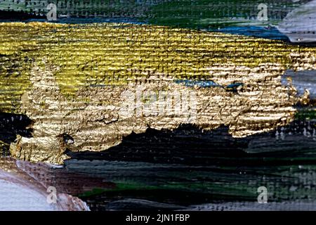 Abstrakte Gold-, Grün- und Schwarzstruktur von Acrylfarbe auf der Wand als Hintergrund, selektiver Fokus. Stockfoto