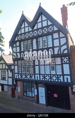 Zahnarzt in einem denkmalgeschützten Gebäude im Tudorstil, die Angst vor dem herrn ist ein Brunnen des Lebens - Gebäude 4 Park St, Chester, Cheshire, CH1 1RN, Proverbs14-27 Stockfoto