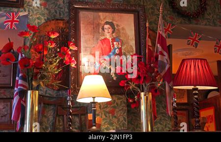QEII Portrait - Interior of the Albion Inn, Volunteer St / Park St, Chester, Cheshire, England, UK, CH1 1RN Stockfoto