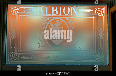 Innenausstattung des Albion Inn, geätztes Fenster, Volunteer St / Park St, Chester, Cheshire, England, Großbritannien, CH1 1RN Stockfoto