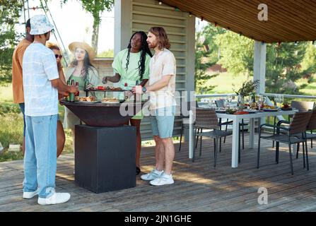 In voller Länge Porträt von Freunden genießen Grill whi9le Party im Freien im Sommer, kopieren Raum Stockfoto