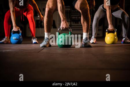 Gruppe in funktionelle Fitness Training mit kettlebell im Sport Fitnessraum Stockfoto