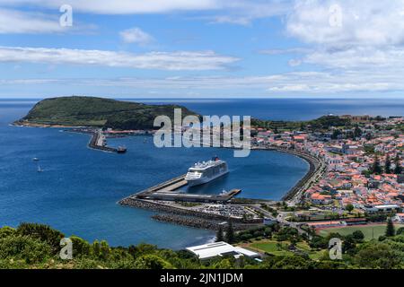 Blick über die Stadt Horta auf der Insel Faial befindet sich ein Kreuzschiff im Hafen, Azoren, Portugal. Stockfoto