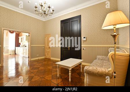 Ein stilvoller großer Raum in einem Haus mit hohen Decken und einem schönen Boden. Stockfoto