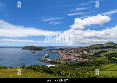 Blick über die Stadt Horta auf der Insel Faial befindet sich ein Kreuzschiff im Hafen, Azoren, Portugal. Stockfoto