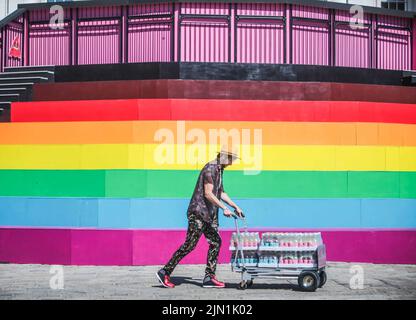 London UK 8 August 2022 Kalte Getränke werden im Somerset House auf Rädern gesehen, nachdem das Thermometer heute 30 registriert wurde Paul Quezada-Neiman/Alamy Live News Stockfoto