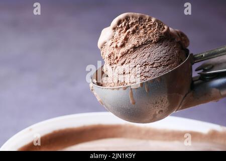Schokoladen-Eislöffel isoliert auf schwarzem Hintergrund Stockfoto