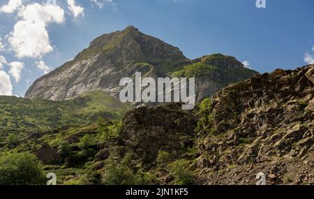 Berge über dem Staudamm des gloriettes, ein großer Stausee und Staudamm in den Bergen der Hautes Pyrenees Frankreich, blauer Himmel Stockfoto