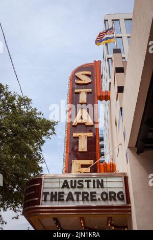 Austin, Texas - 23. Mai 2022: Neonschild für das berühmte Staatstheater in der Innenstadt Stockfoto