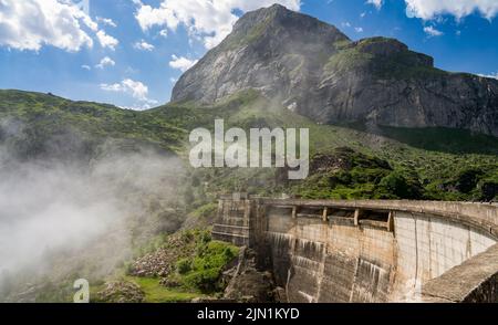 Betondamm über dem Staudamm des gloriettes, ein großer Stausee und Staudamm in den Bergen der Hautes Pyrenees France, blauer Himmel Stockfoto