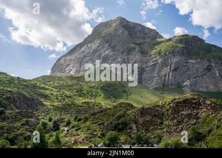 Berge über dem Staudamm des gloriettes, ein großer Stausee und Staudamm in den Bergen der Hautes Pyrenees Frankreich, blauer Himmel Stockfoto