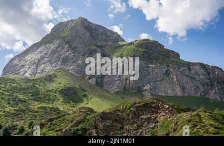 Berge über dem Staudamm des gloriettes, ein großer Stausee und Staudamm in den Bergen der Hautes Pyrenees Frankreich, blauer Himmel Stockfoto