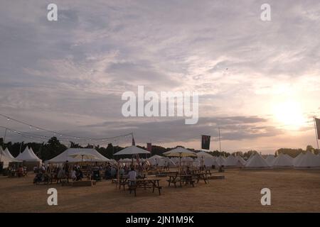 Ein malerischer Blick auf den Sonnenuntergang über dem Latitude Music Festival Gebiet in Suffolk Stockfoto