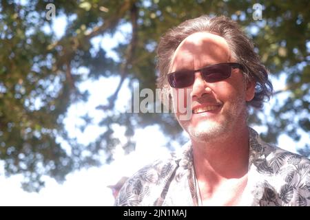 Ein Porträt eines älteren Mannes, der das Latitude Music Festival in Suffolk genießt Stockfoto