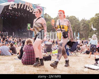 Funky Frauen, die am Latitude Music Festival in Suffolk, Großbritannien, teilnehmen Stockfoto