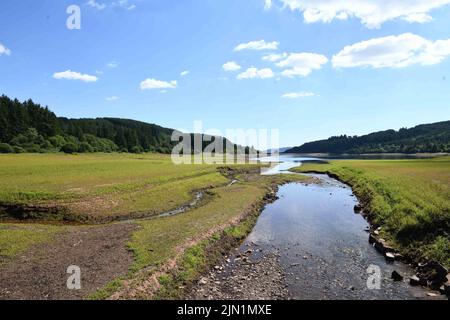 8.. August 2022, Brecon Beacons, Wales das Llwyn-onn Reservoir nördlich von Merthyr in den Brecon Beacons, wo große Teile des Ufers und des Stausees sich in Grasland verwandelt haben, da es im Juli und August so trocken war. Wales wird in dieser Woche das heißeste Gebiet Großbritanniens sein, und es werden weitere Rohrleitungsverbote prognostiziert. Stockfoto