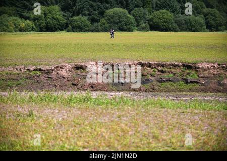 8.. August 2022, Brecon Beacons, Wales das Llwyn-onn Reservoir nördlich von Merthyr in den Brecon Beacons, wo große Teile des Ufers und des Stausees sich in Grasland verwandelt haben, da es im Juli und August so trocken war. Wales wird in dieser Woche das heißeste Gebiet Großbritanniens sein, und es werden weitere Rohrleitungsverbote prognostiziert. Stockfoto