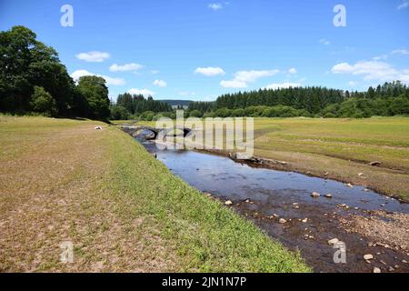 8.. August 2022, Brecon Beacons, Wales das Llwyn-onn Reservoir nördlich von Merthyr in den Brecon Beacons, wo große Teile des Ufers und des Stausees sich in Grasland verwandelt haben, da es im Juli und August so trocken war. Wales wird in dieser Woche das heißeste Gebiet Großbritanniens sein, und es werden weitere Rohrleitungsverbote prognostiziert. Stockfoto