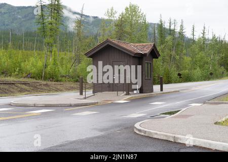 Camas Creek Entrance Station im Glacier National Park an einem regnerischen Sommertag Stockfoto