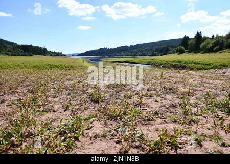 8.. August 2022, Brecon Beacons, Wales das Llwyn-onn Reservoir nördlich von Merthyr in den Brecon Beacons, wo große Teile des Ufers und des Stausees sich in Grasland verwandelt haben, da es im Juli und August so trocken war. Wales wird in dieser Woche das heißeste Gebiet Großbritanniens sein, und es werden weitere Rohrleitungsverbote prognostiziert. Stockfoto