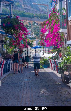 Kalkan, Antalya, Türkei - 6. Juli 2022: Farbenfrohe Straßenansicht, Touristen, die auf den Straßen spazieren Stockfoto