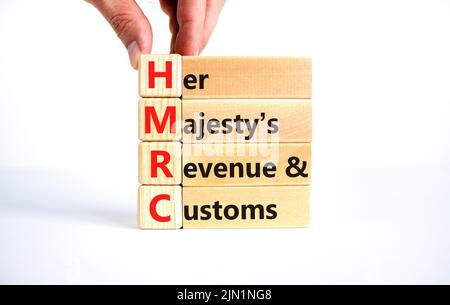 HMRC her majestys Einkommens- und Zollsymbol. Konzept Wörter HMRC her majestys Umsatz und Zoll auf Blöcken auf schönen weißen Hintergrund. Business-HM Stockfoto