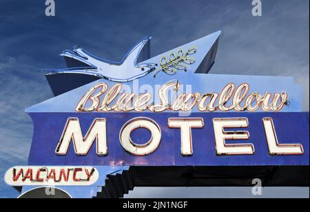 Das Neonschild für das Blue Swallow Motel, ein Wahrzeichen der Route 66, das 1939 in Tucumcari, New Mexico, erbaut wurde. Stockfoto