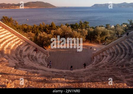 KAS, Antalya, Türkei - 4. Juli 2022: Antikes Theater, Ansicht des antiken Theaters bei Sonnenuntergang Stockfoto